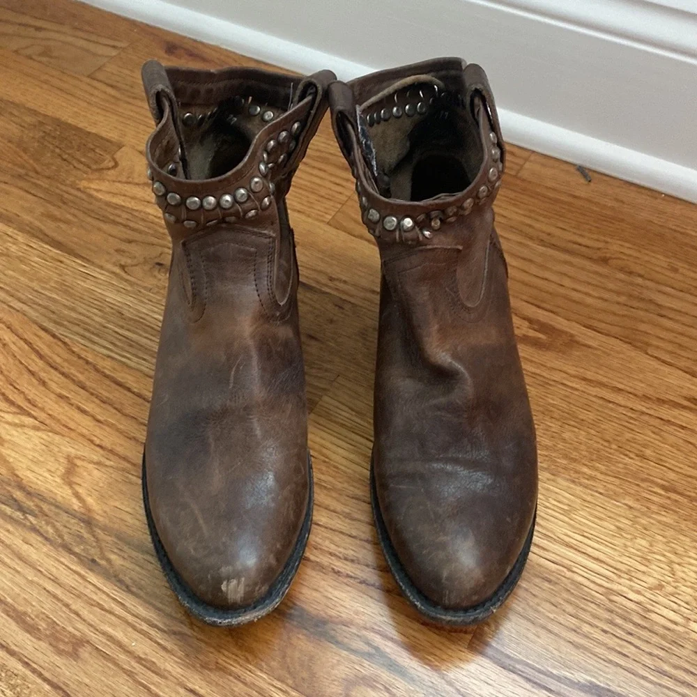 Frye Diana Cut Stud Short Boot Size: 7.5 - Picture 5 of 9
